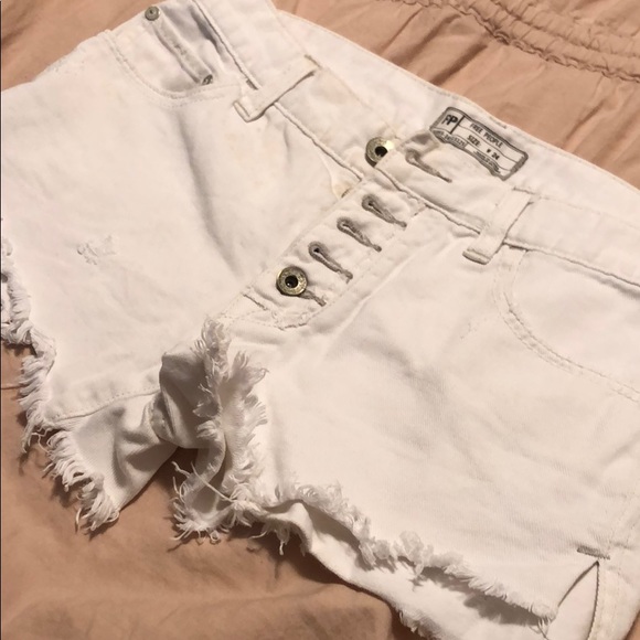 White denim free people shorts! Size 24 - Picture 2 of 3